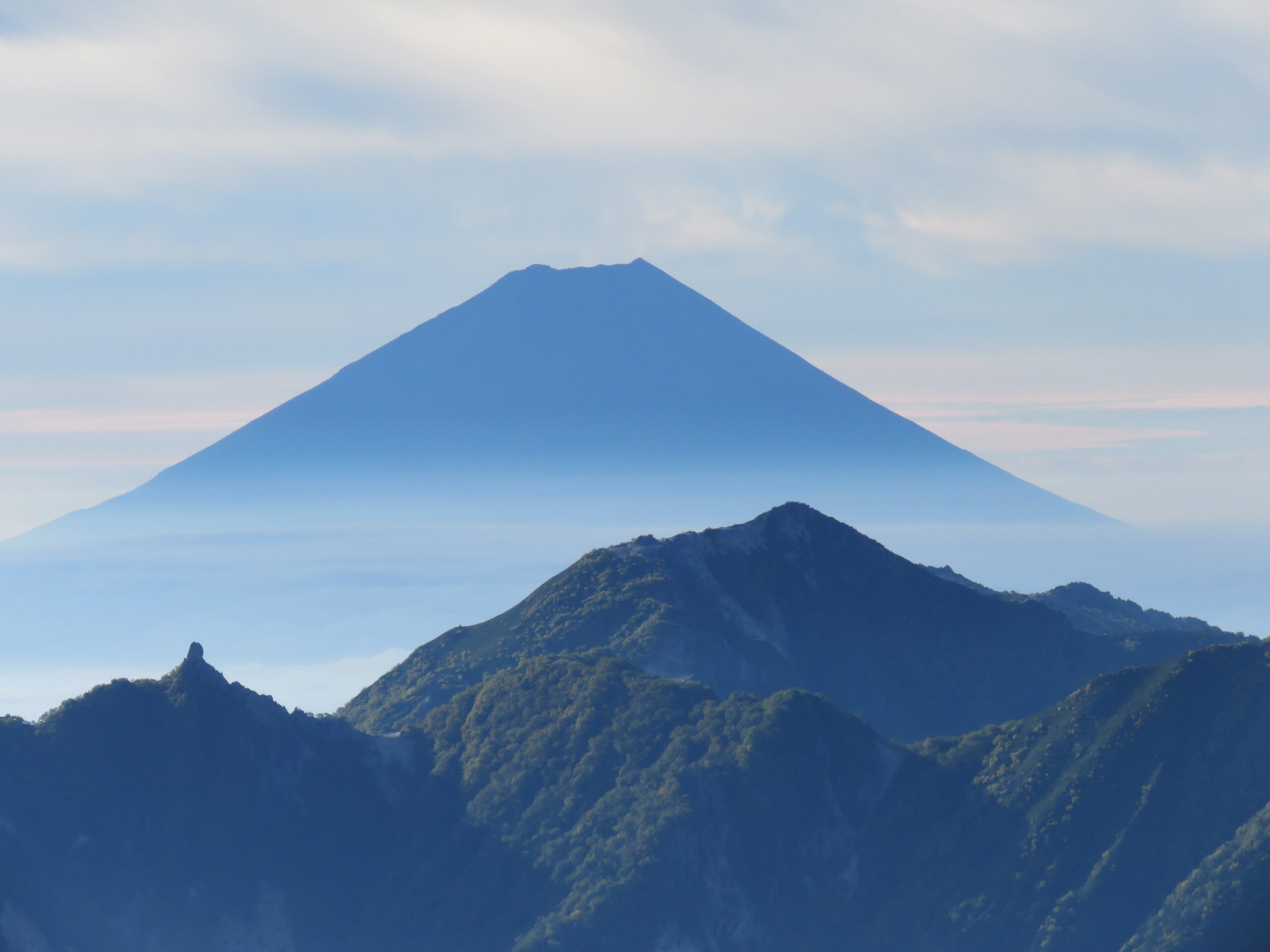 甲斐駒ケ岳から望む富士山