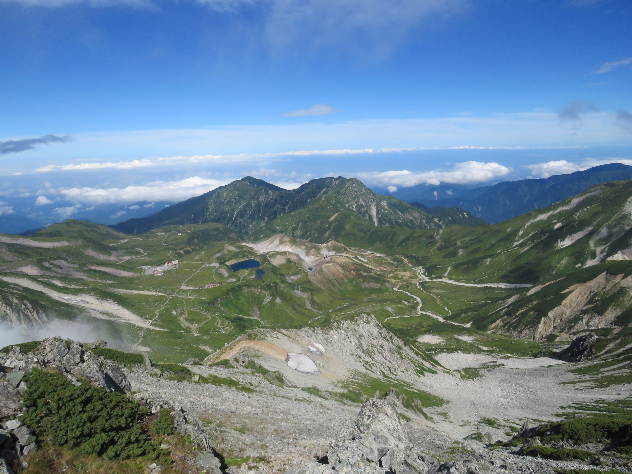 立山山頂から室堂平を見下ろすパノラマ
