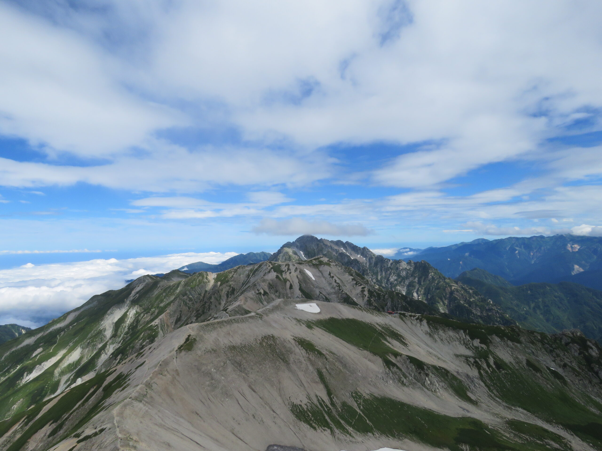 立山連峰の稜線と剱岳方面