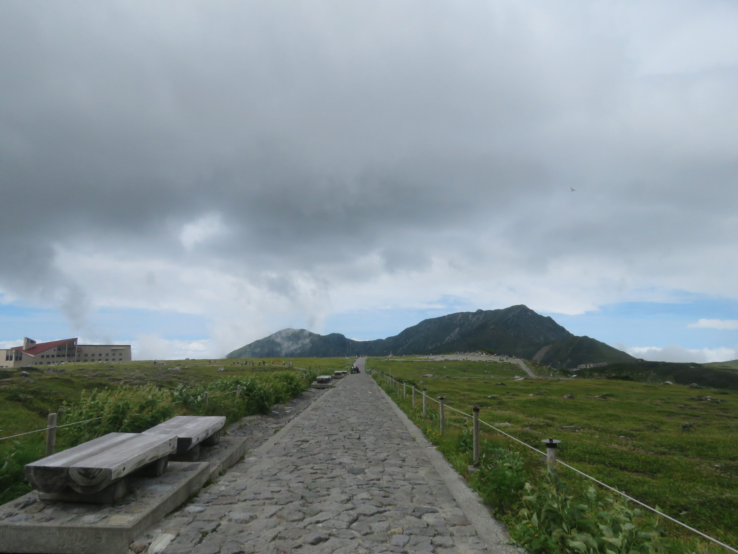 室堂平の遊歩道と立山連峰