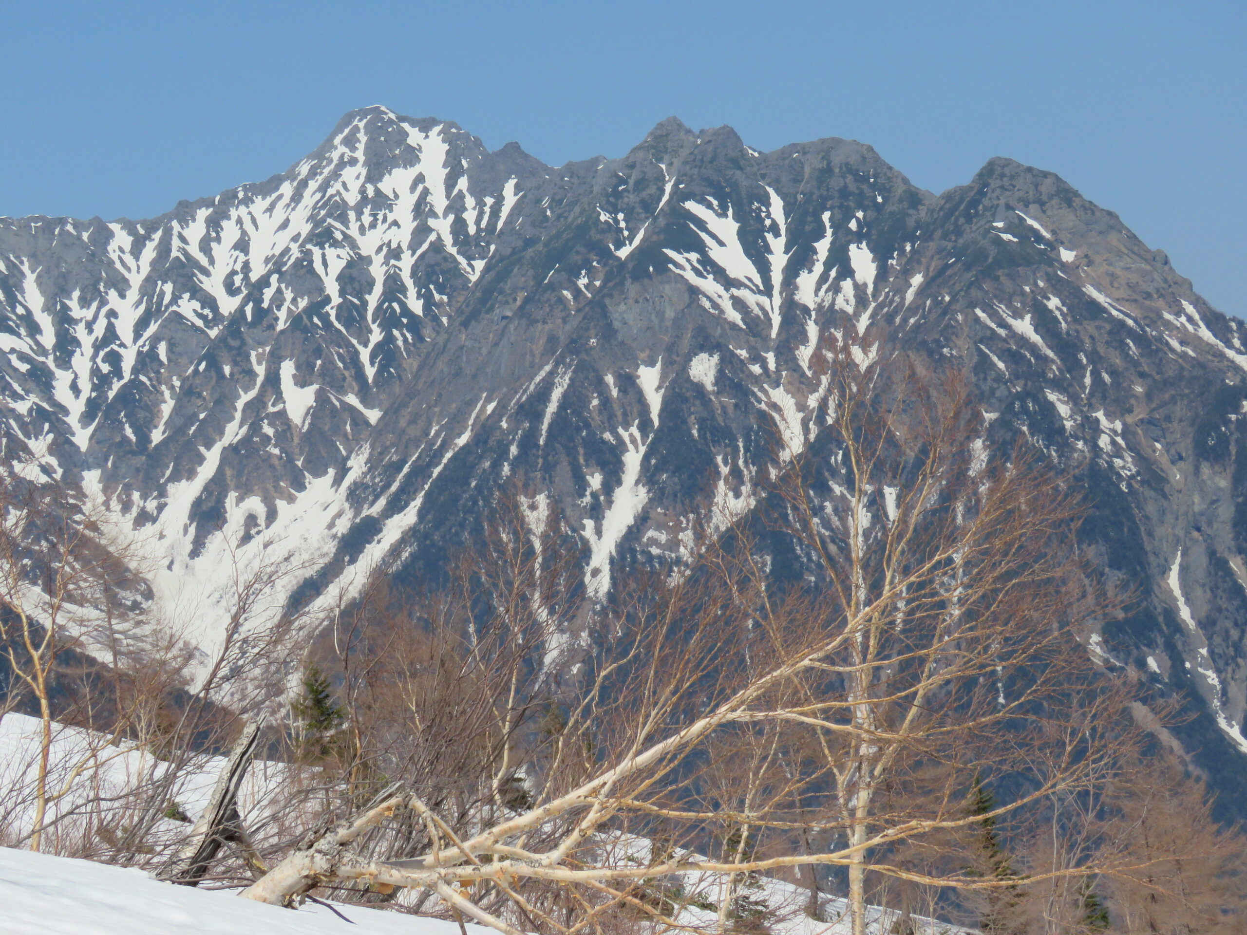 焼岳への登山道 残雪と穂高連峰