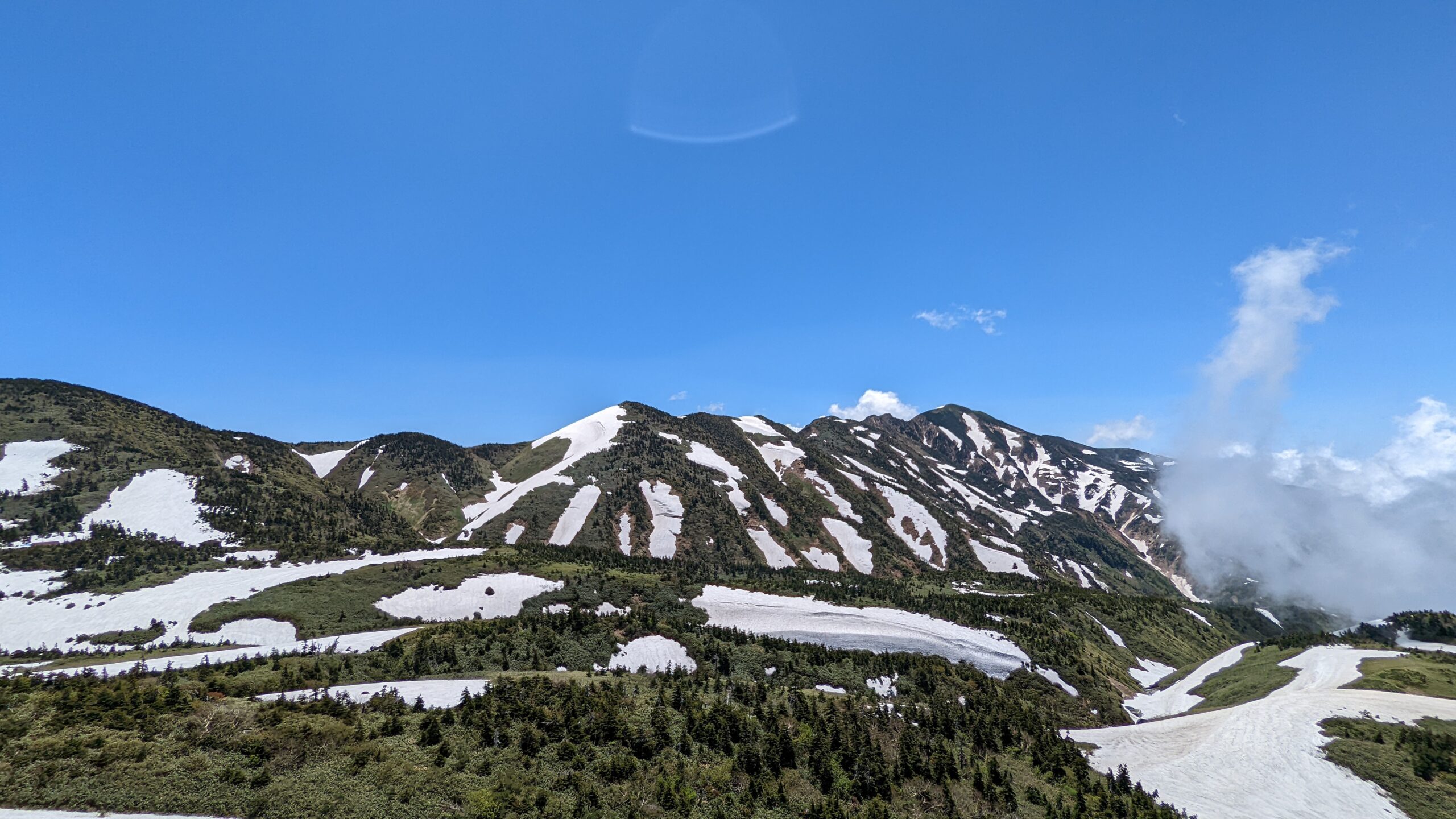 白山の三峰パノラマ。大汝峰・御前峰・剣ヶ峰が連なる