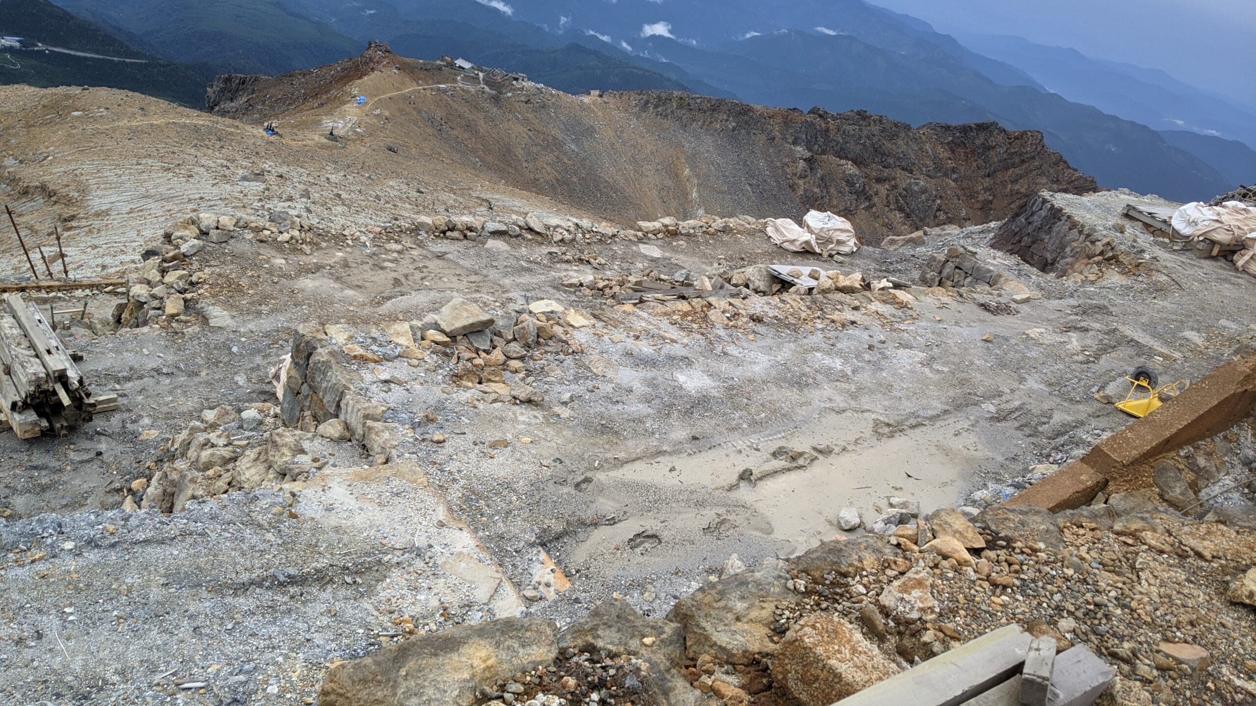 御嶽山一ノ池跡地と土嚢袋