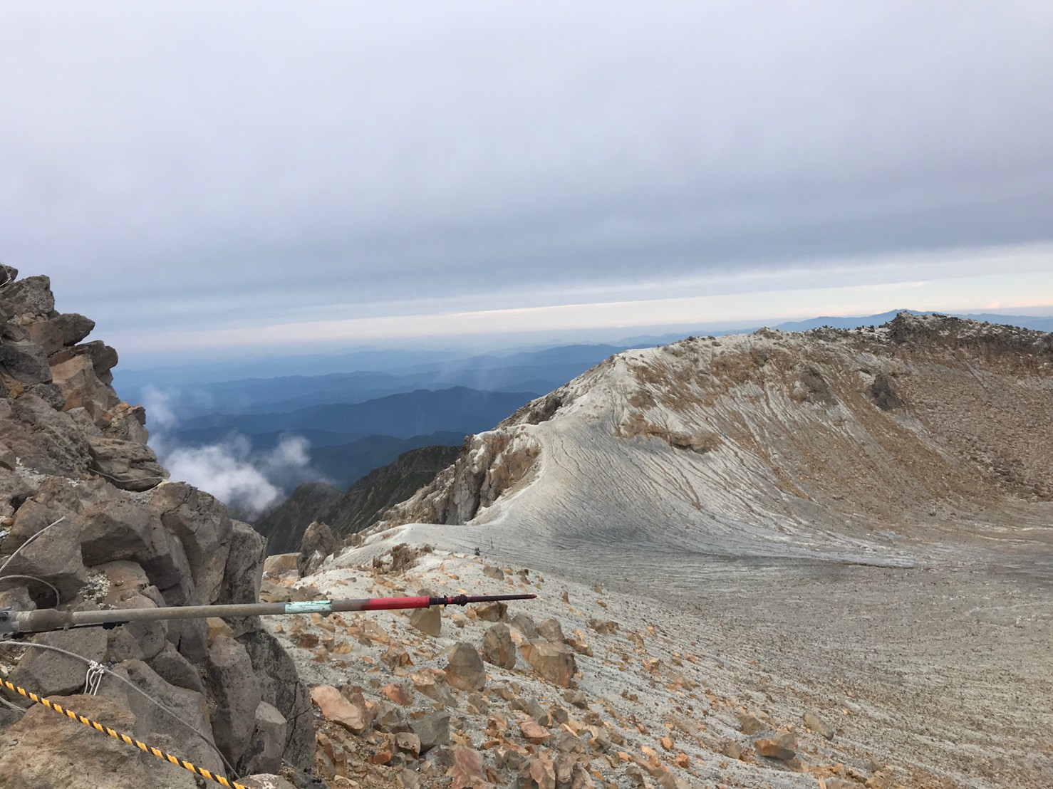 御嶽山の白く変質した火口壁