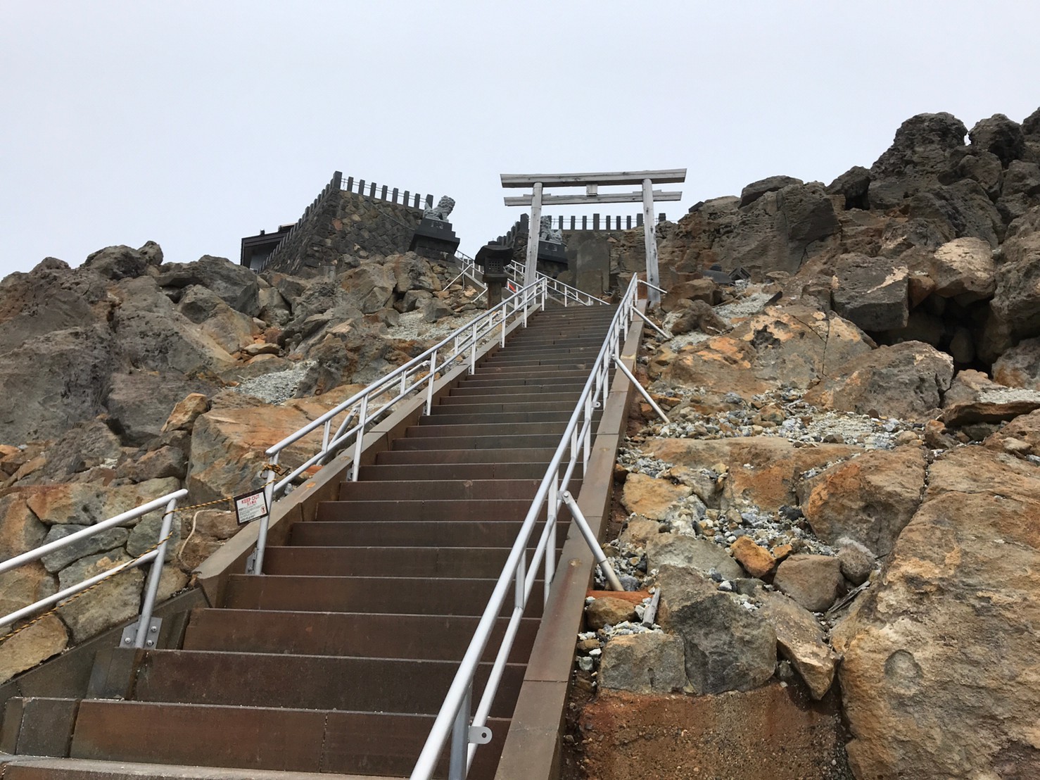 御嶽山頂付近の鳥居と石段