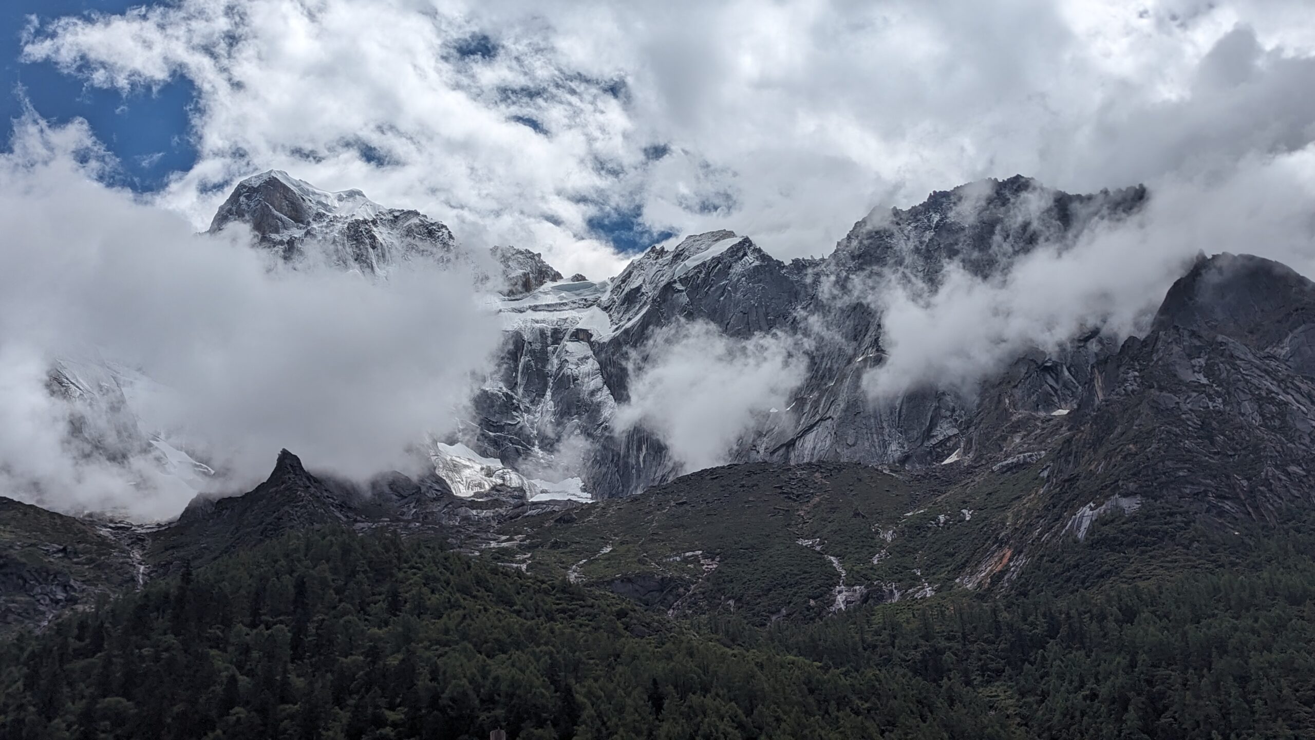 四姑娘山の雪峰と氷河