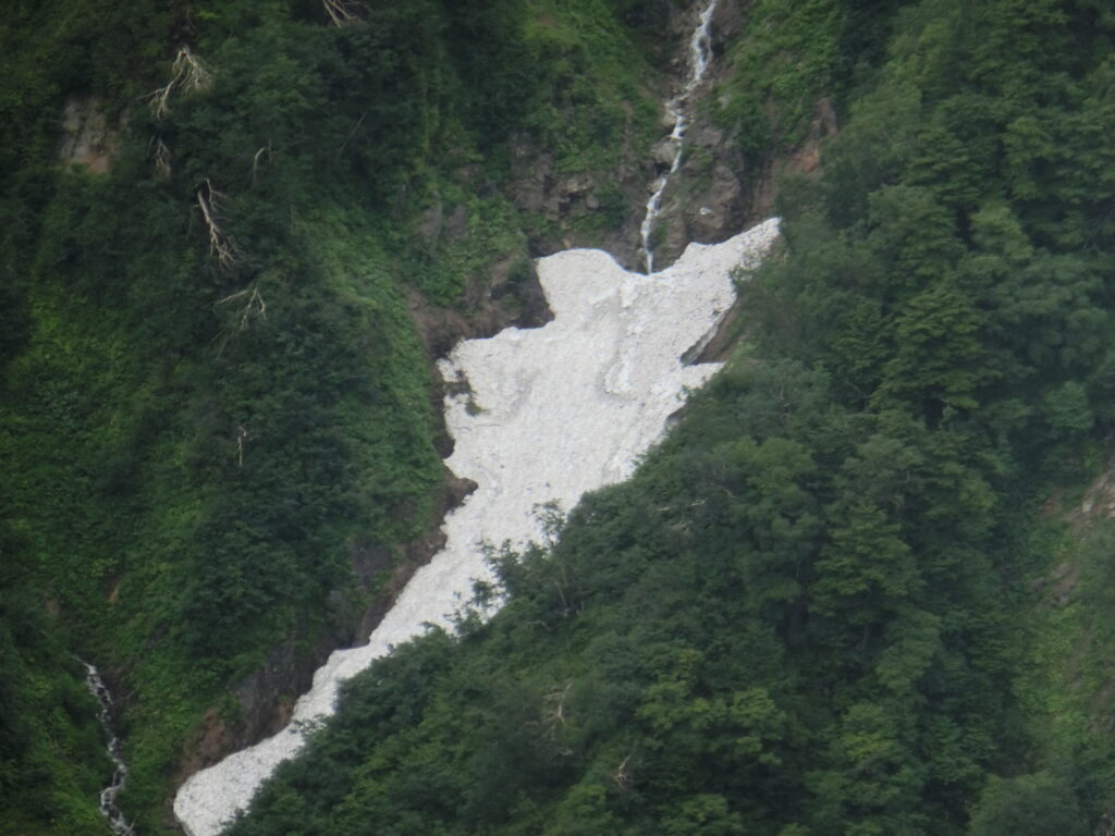 燕岳周辺の沢筋に残る夏の雪渓
