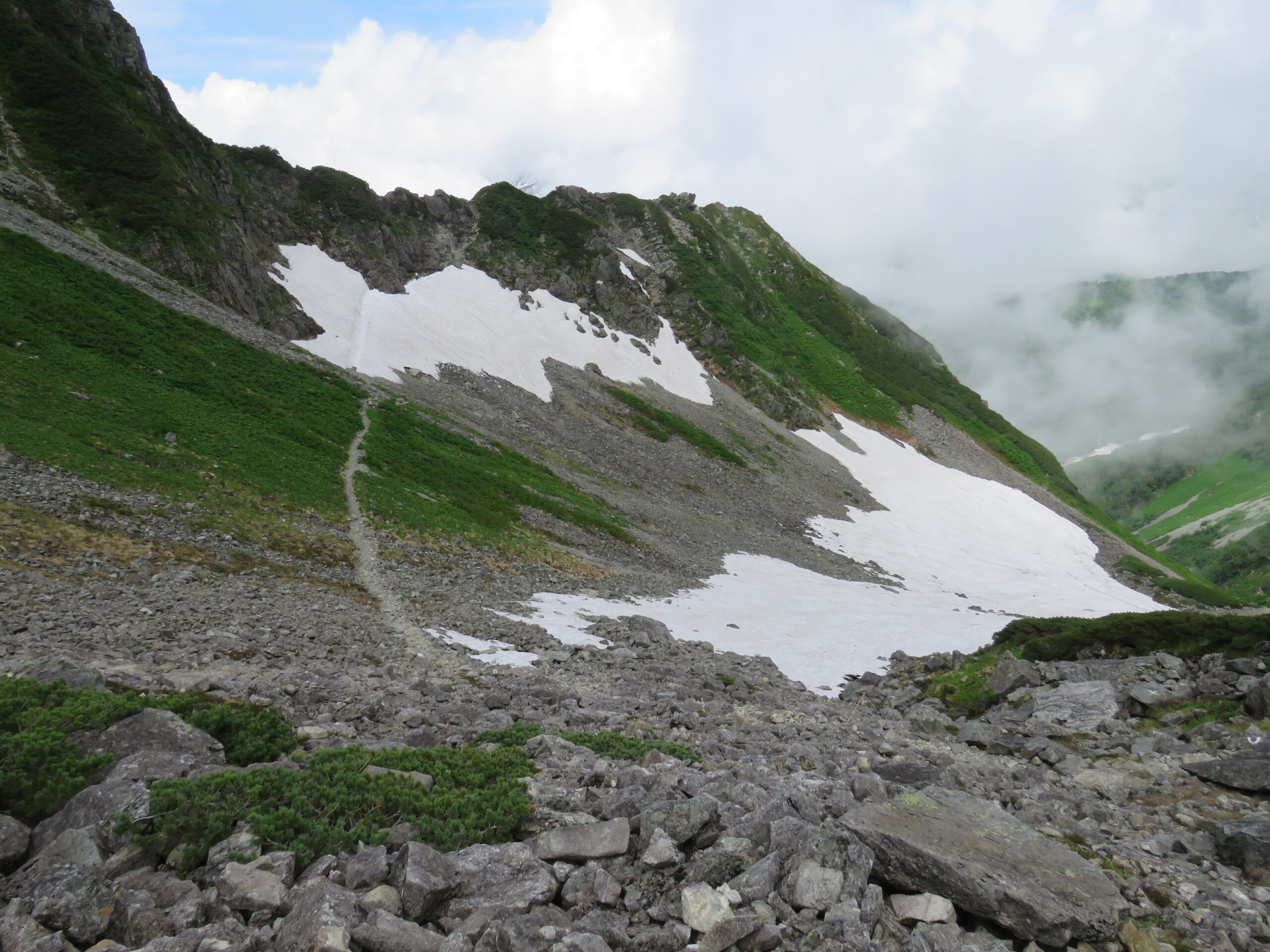 夏の槍沢に残る雪渓