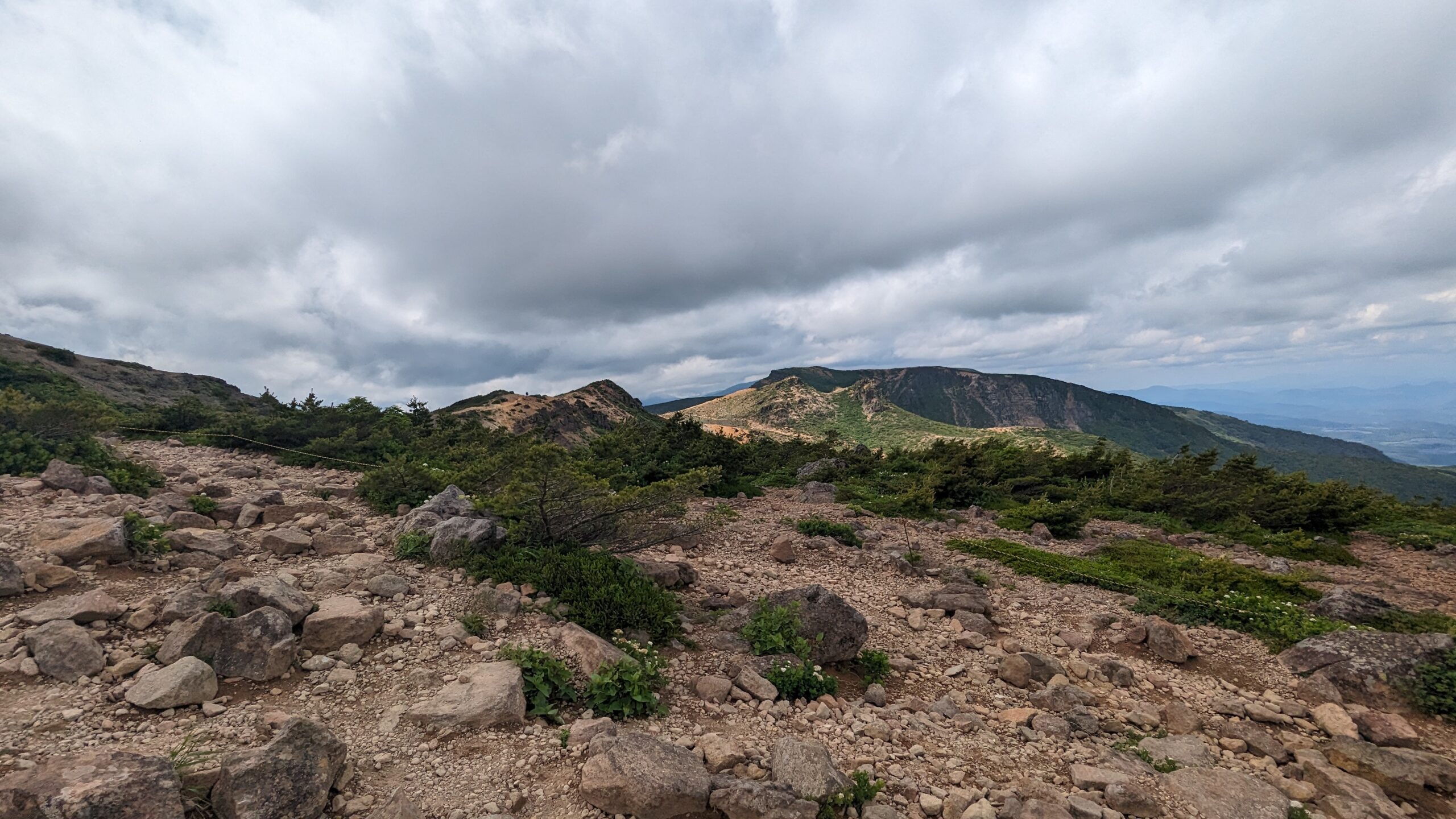 安達太良山の稜線から見た沼ノ平火口の荒涼とした風景