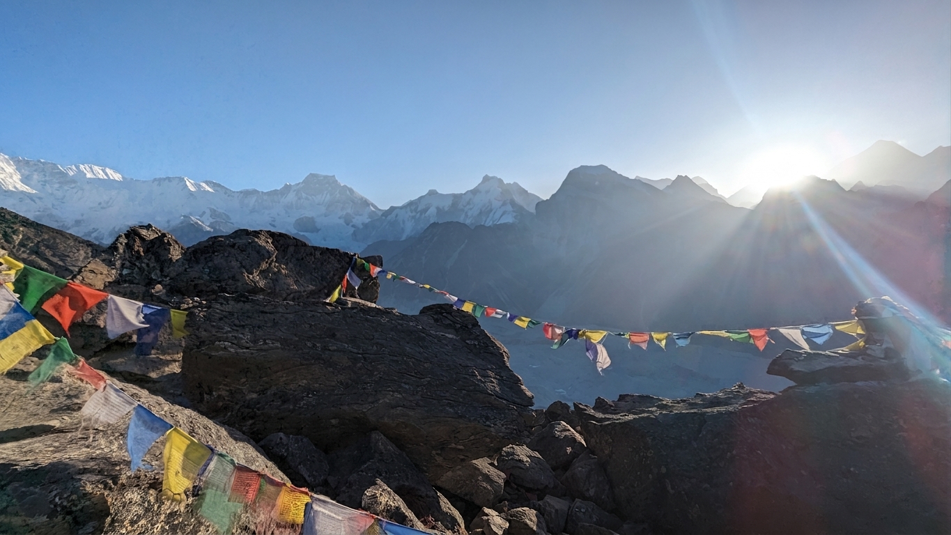 ゴーキョ・リ山頂で日の出を迎える