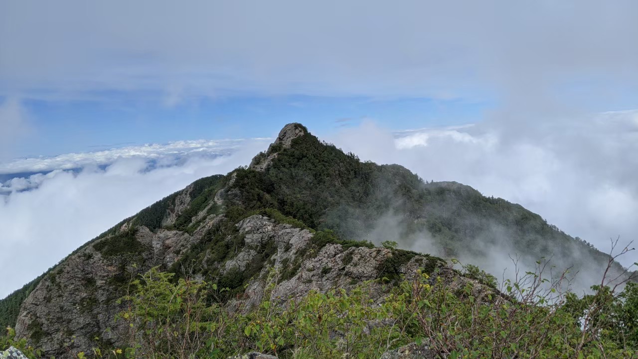 鋸岳の稜線から見る雲海と南アルプスの山並み