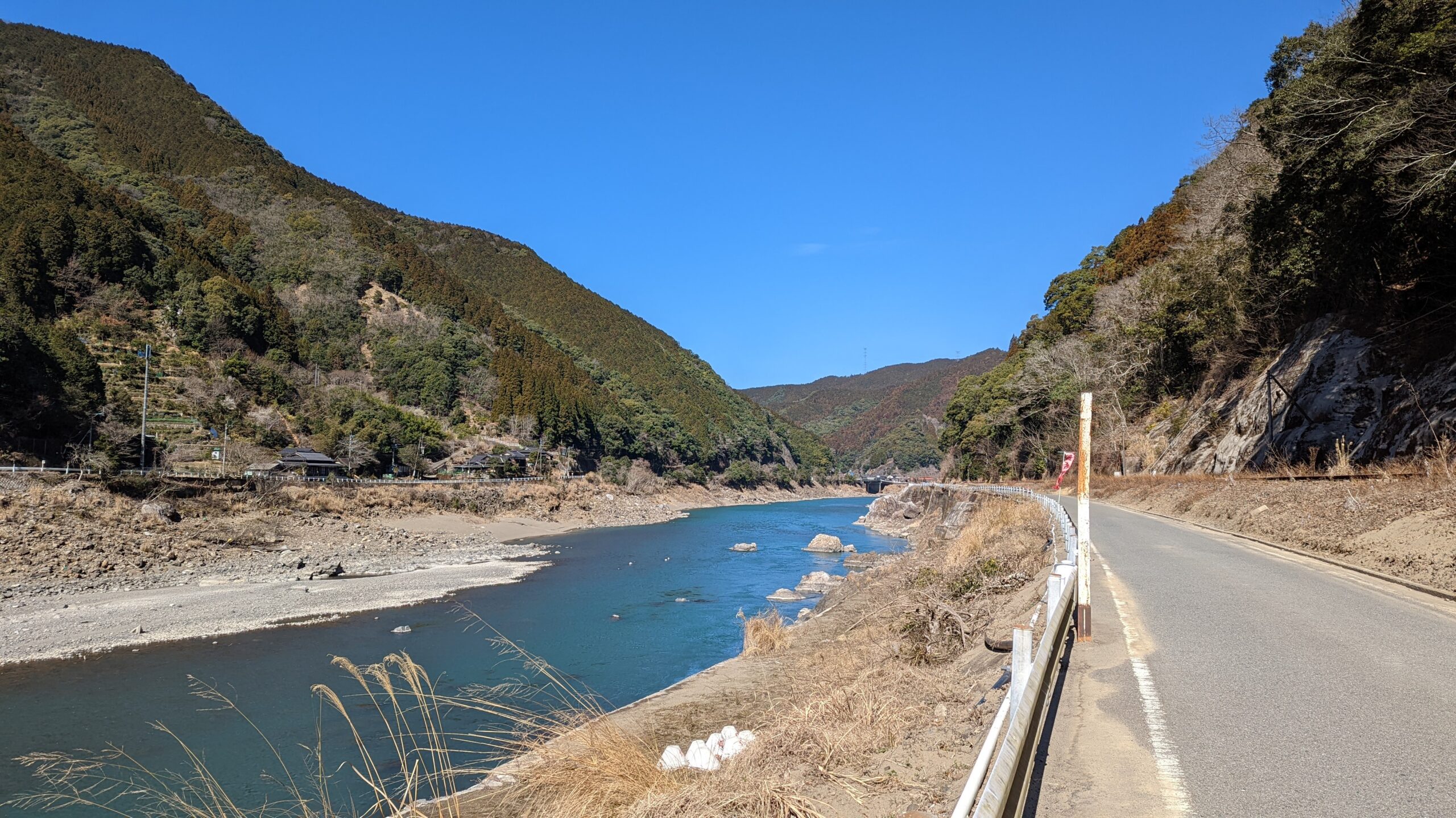 球磨川の峡谷区間と川沿いの道路
