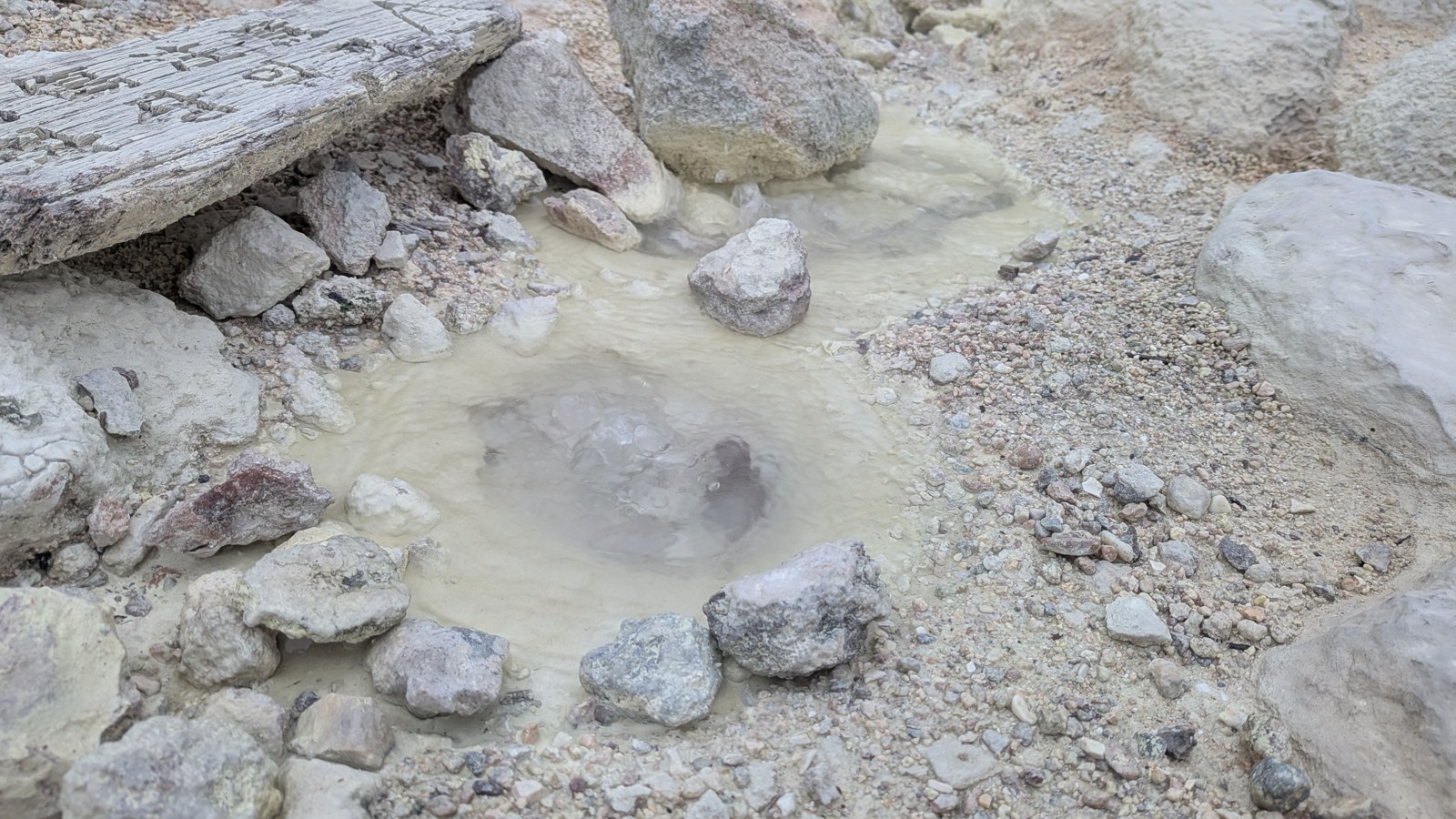 アトサヌプリの噴気孔から白い火山ガスが噴き出す様子