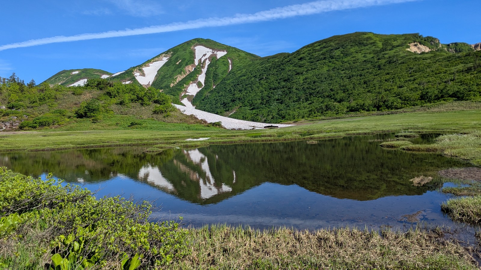 火打山の池塘と7月中旬の残雪