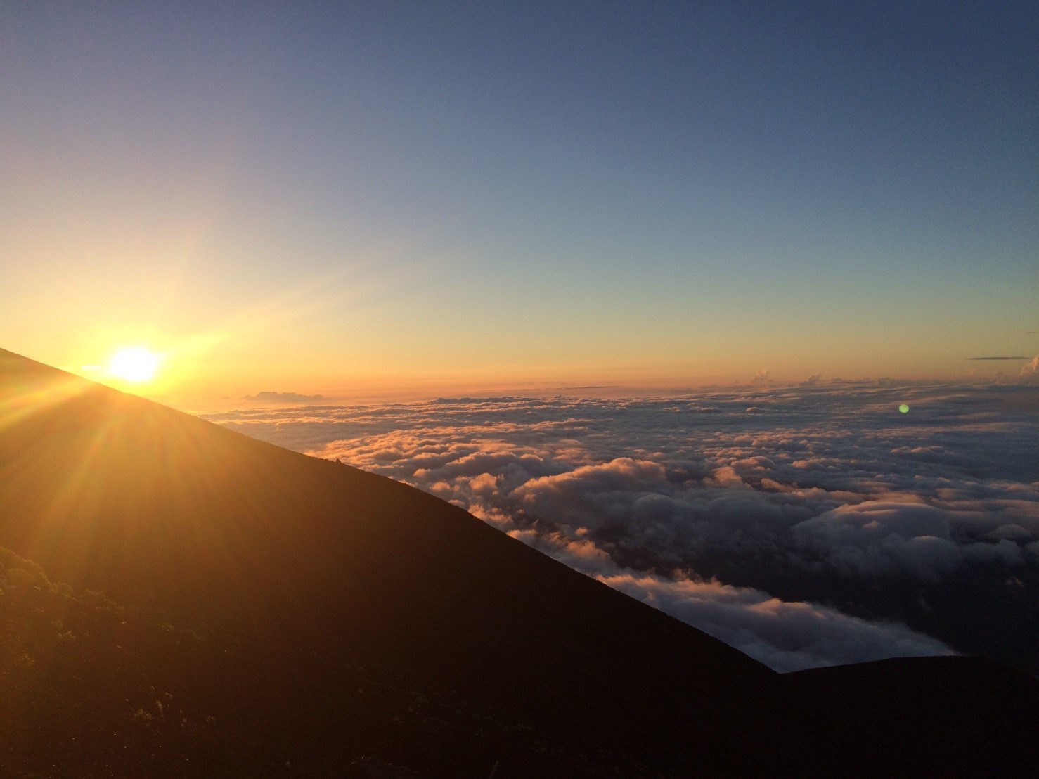 富士山山頂付近から見たご来光と雲海