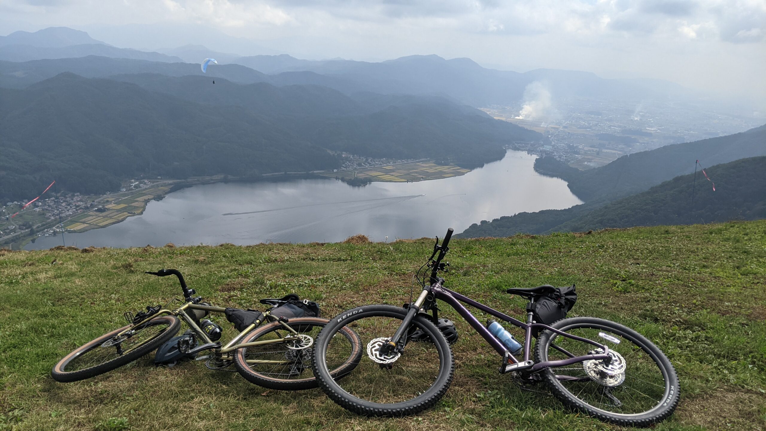 小熊山から見下ろす木崎湖と大町の谷、手前に自転車