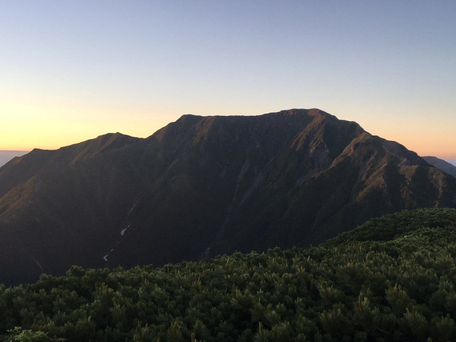 夜明けの南アルプスの山体