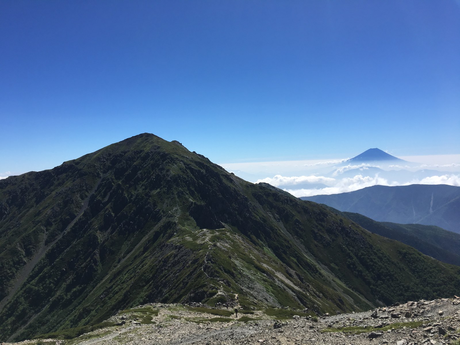 南アルプスの稜線と遠くに富士山