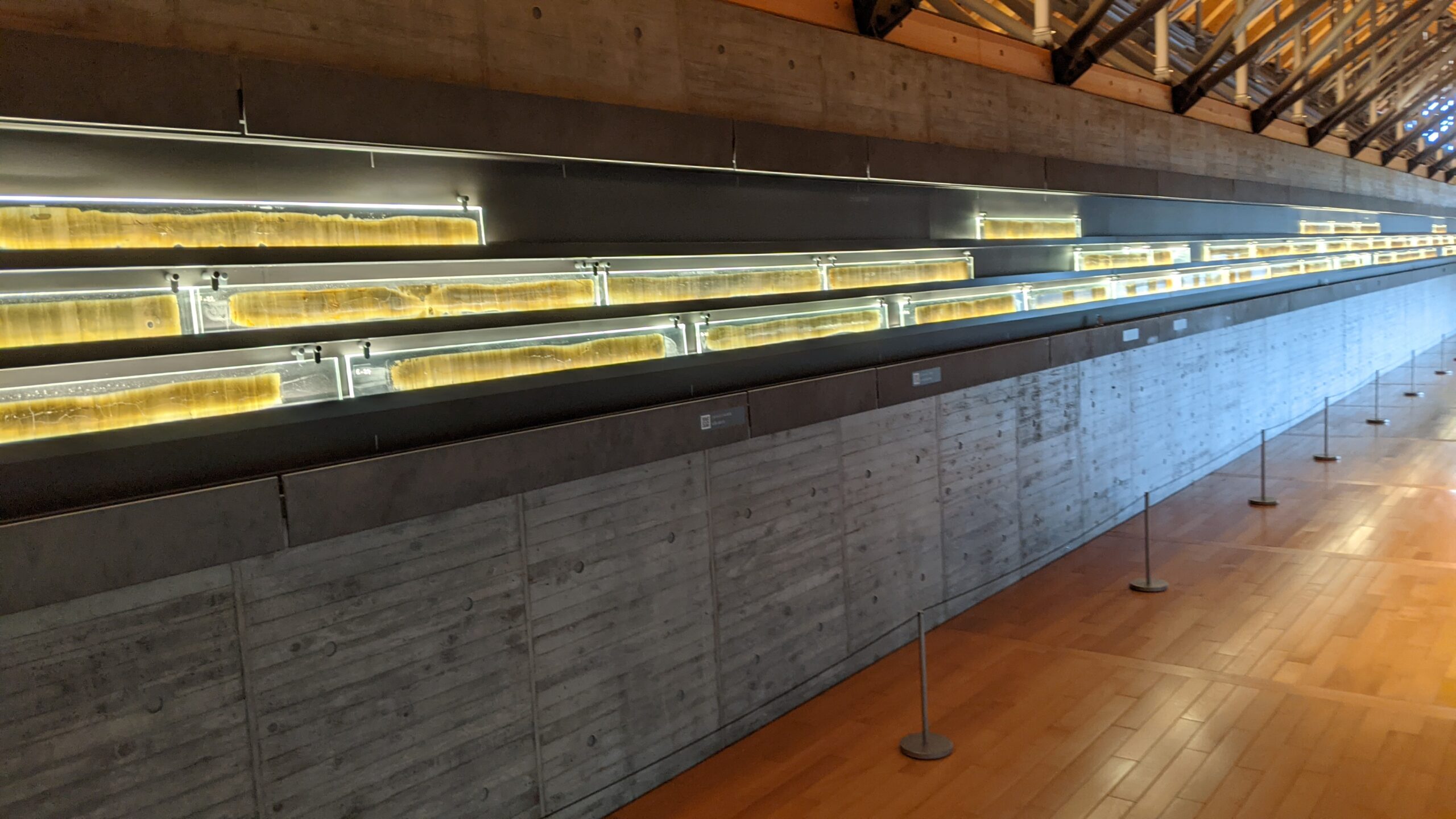 福井県年縞博物館の45m年縞展示回廊
