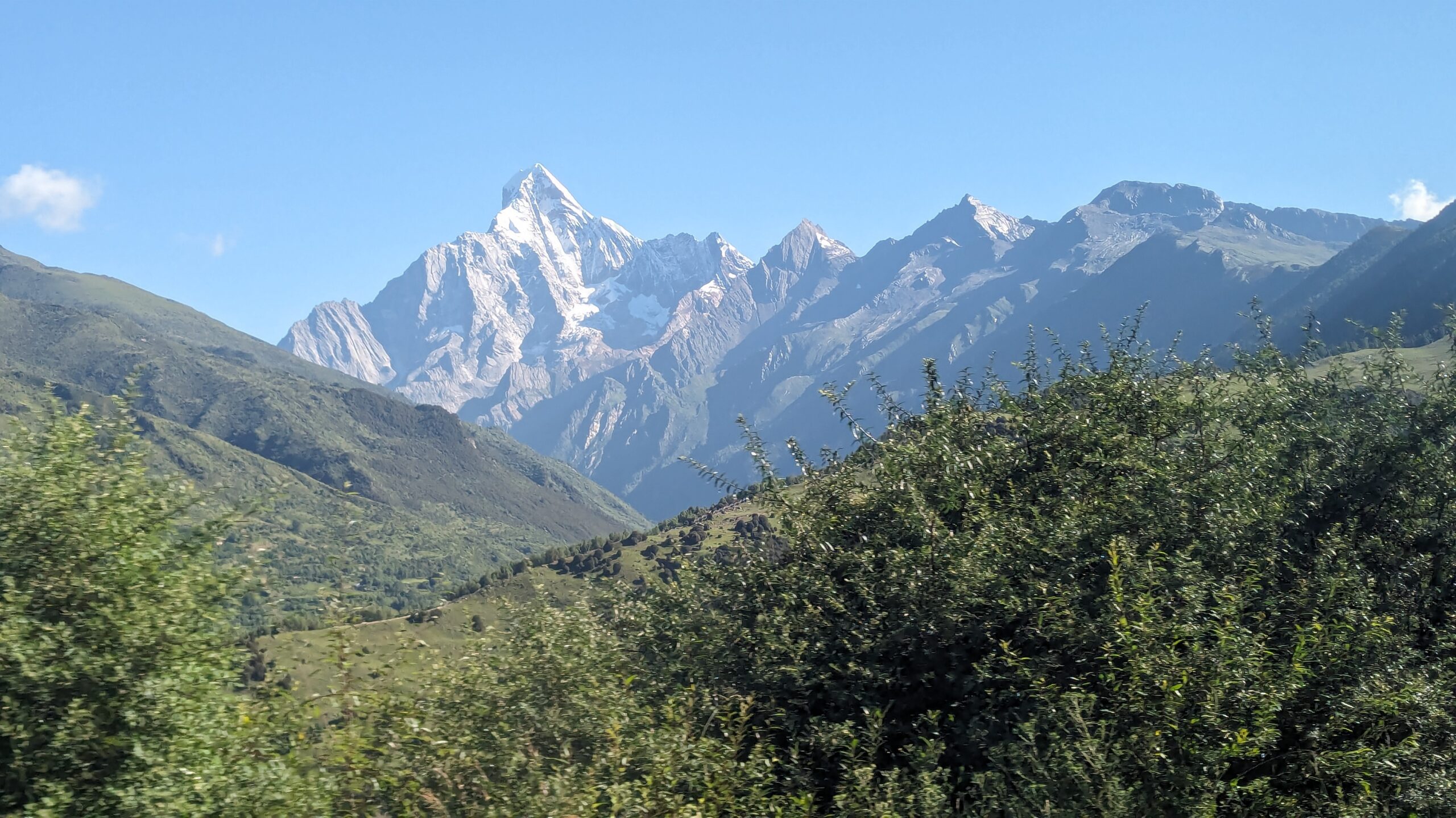 青空にそびえる幺妹峰(6,250m)の鋭い山容
