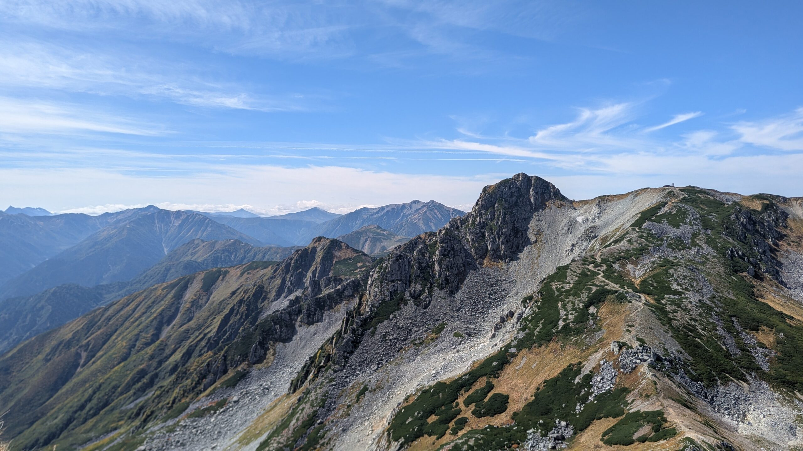 雄山から北へ続く立山の主稜線。岩の峰と青空
