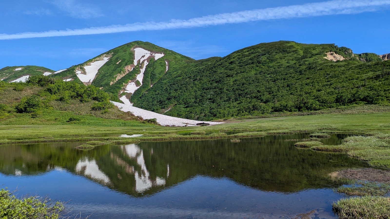7月中旬の火打山天狗の庭、池塘と残雪