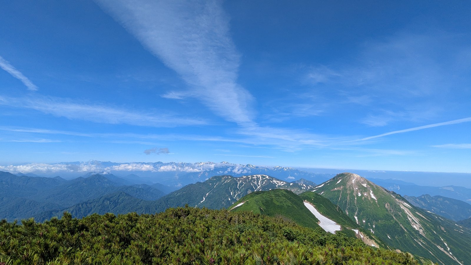 朝の火打山周辺の稜線、雲ひとつない青空