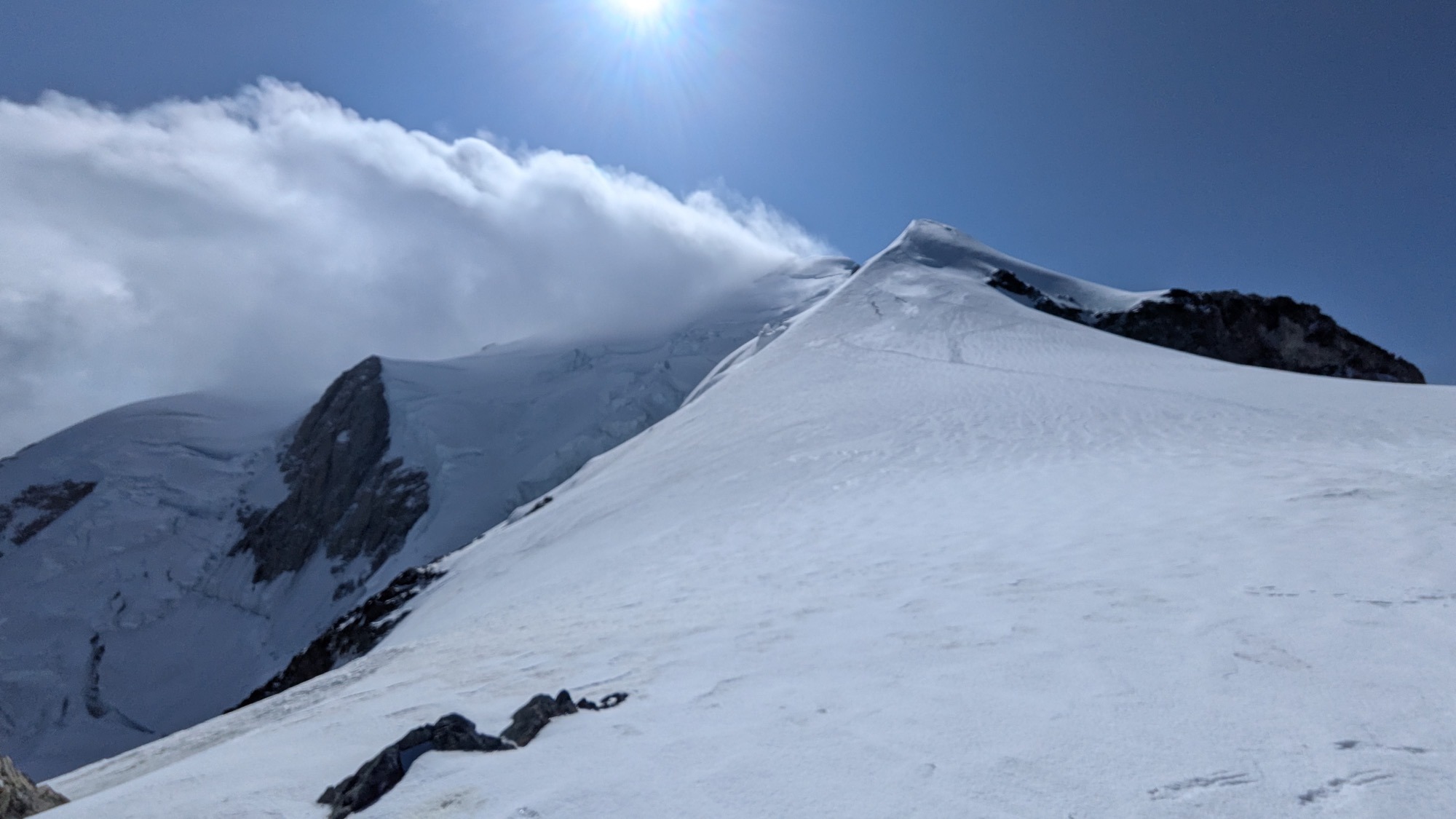 ボス稜上部の細い雪稜と山頂方向