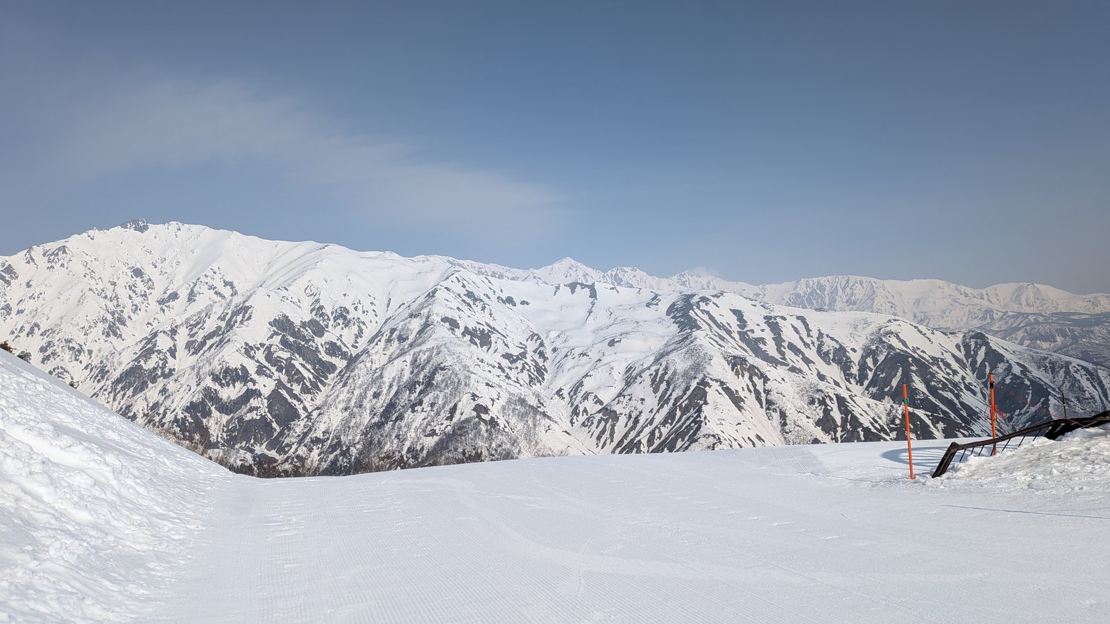 3月末の後立山連峰、雪に覆われた白い峰々