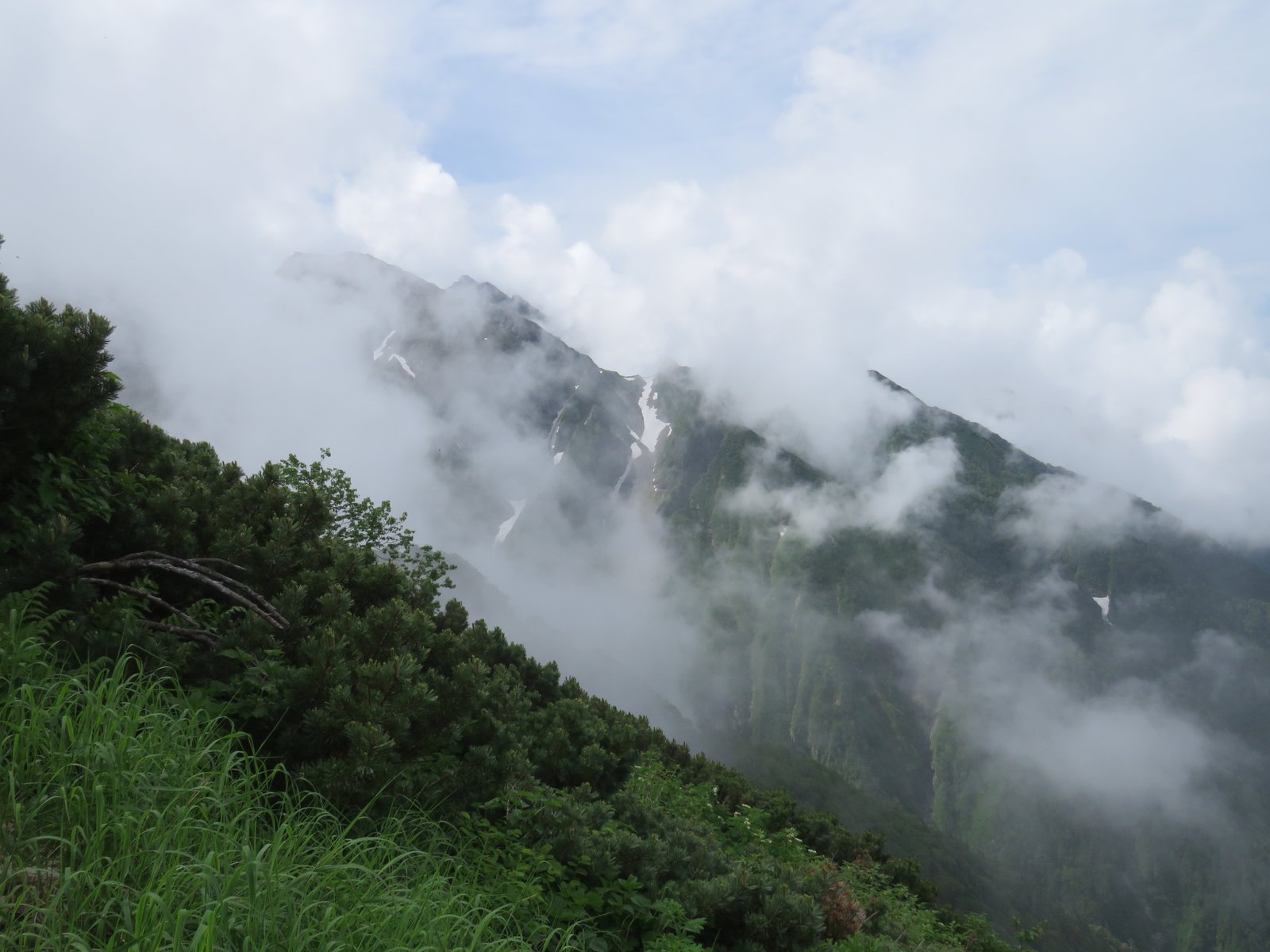 稜線に這い上がってきた雲が山肌を覆っていく様子