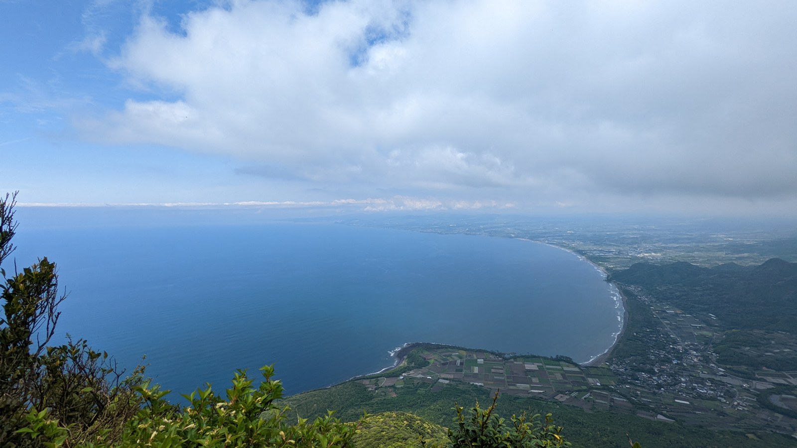 開聞岳の登山道から見下ろす薩摩半島南端の海岸線と東シナ海
