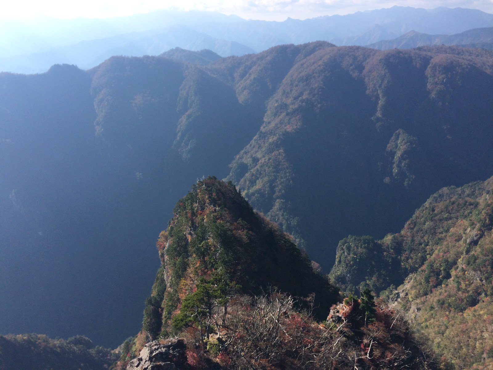 大台ヶ原の大蛇嵓から見下ろす東ノ川の深い谷と岩峰