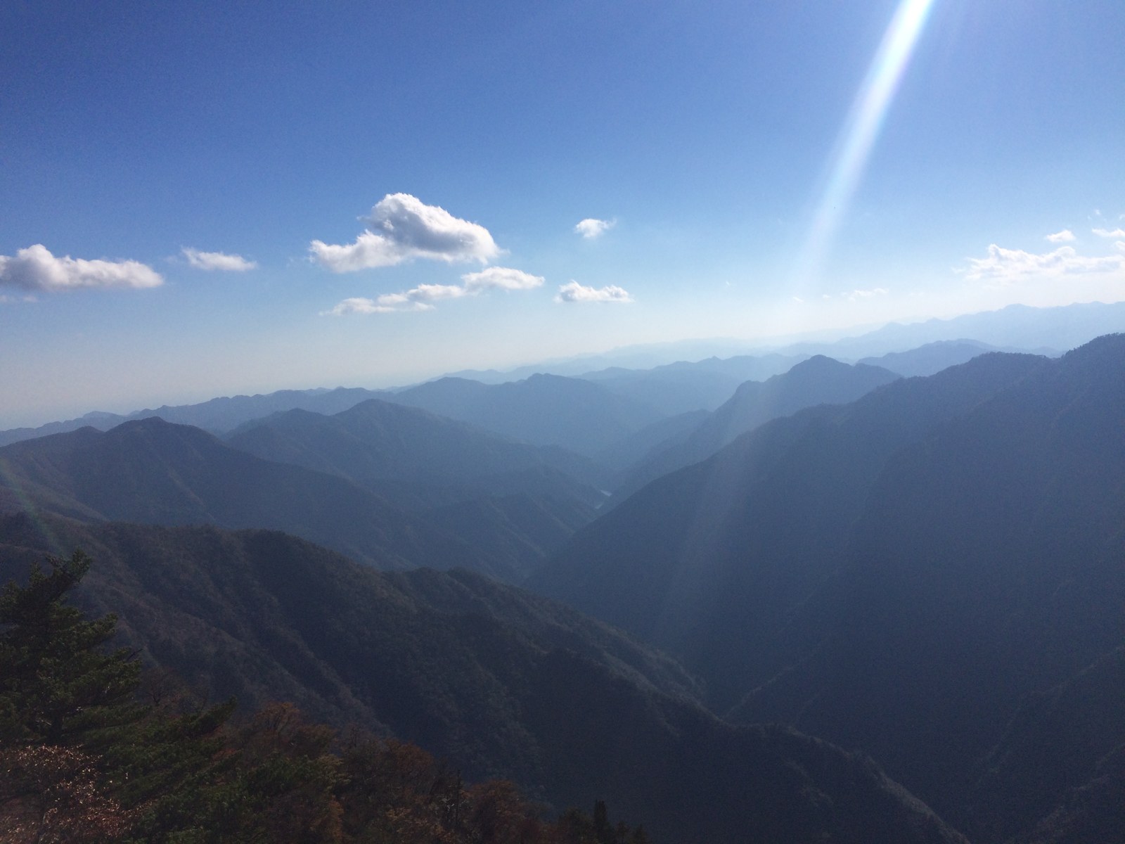 大台ヶ原から熊野灘方向に幾重にも重なる紀伊山地の尾根と谷