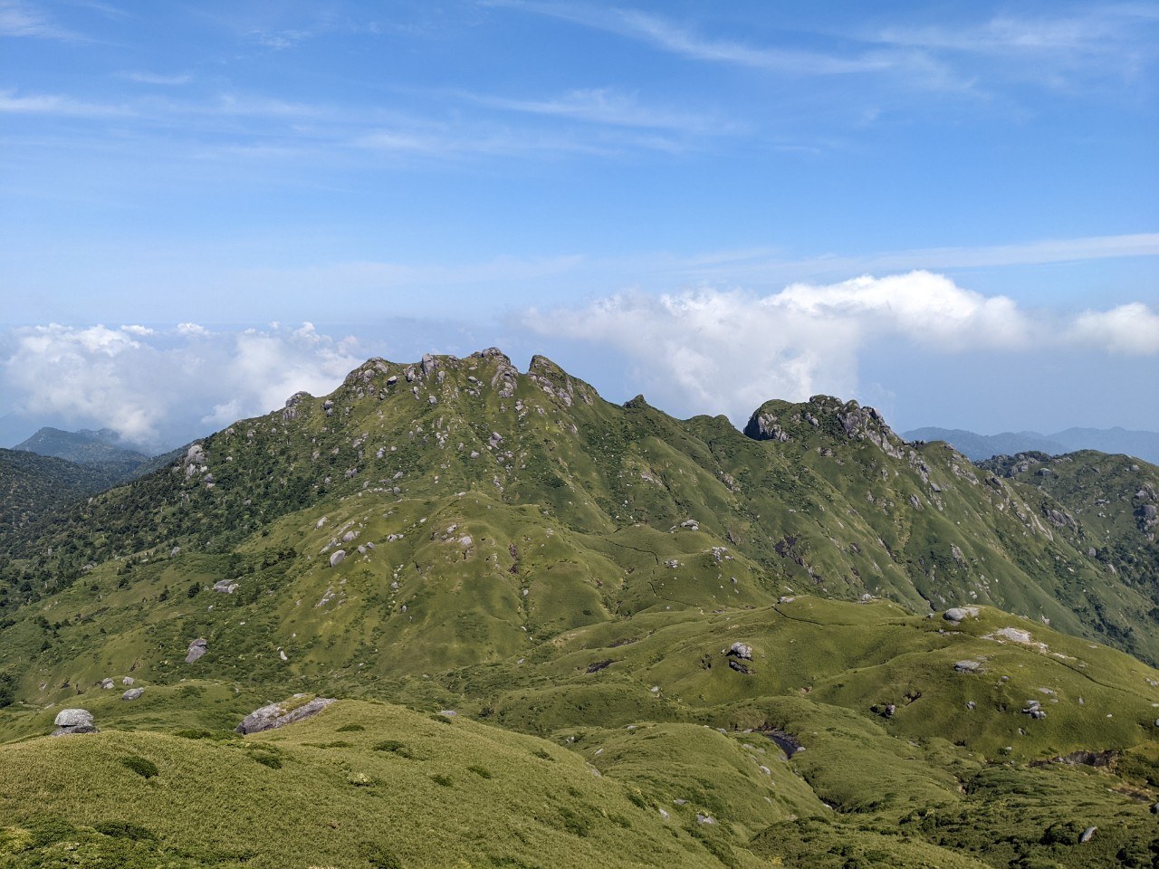 屋久島・宮之浦岳付近の稜線。丸く削られた花崗岩の峰と笹原